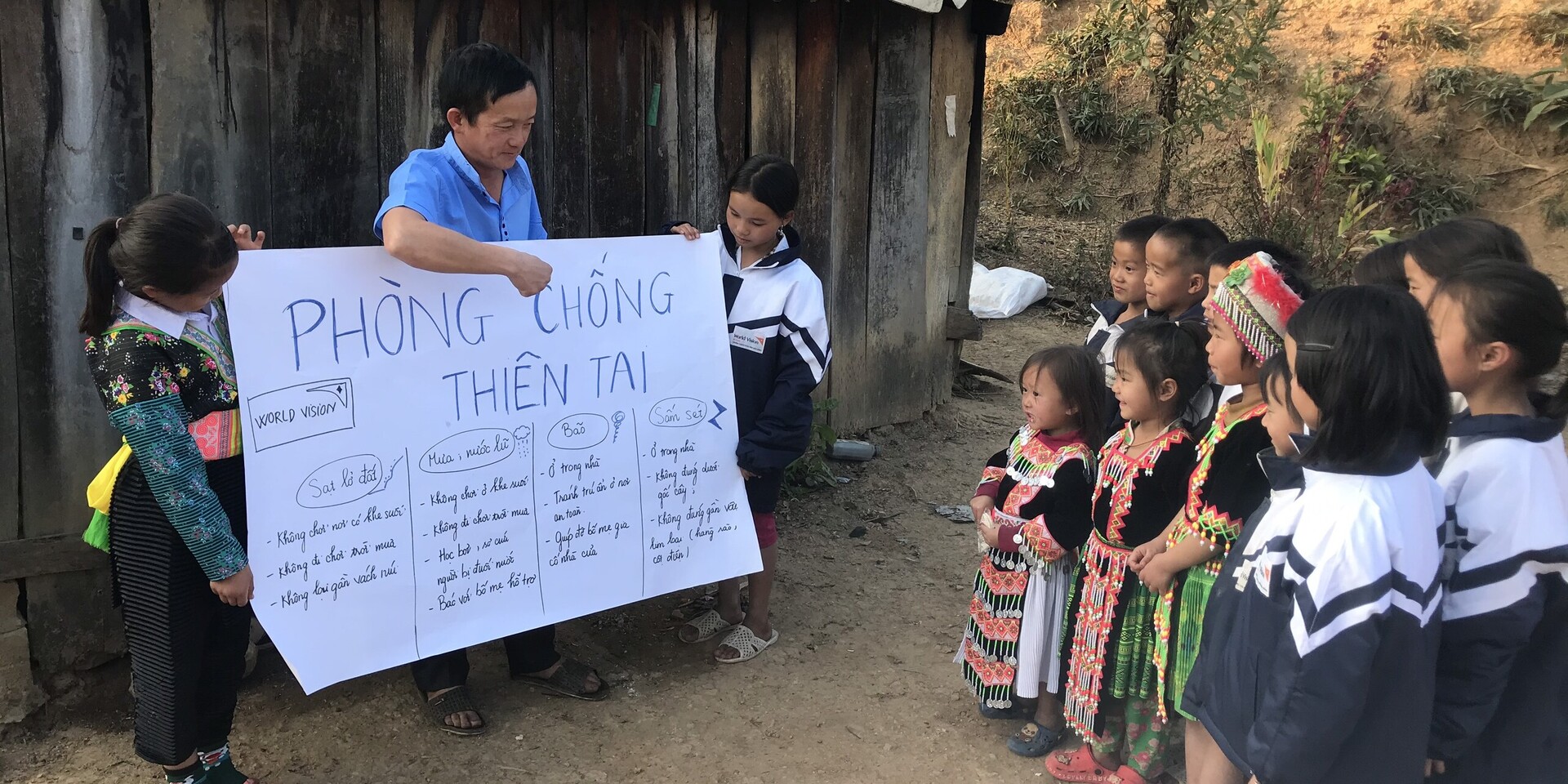 Ein Helfer von World Vision unterrichtet Kinder in einer vietnamesischen Schule richtiges Verhalten bei einer Naturkatastrophe Ein Helfer von World Vision unterrichtet Kinder in einer vietnamesischen Schule richtiges Verhalten bei einer Naturkatastrophe