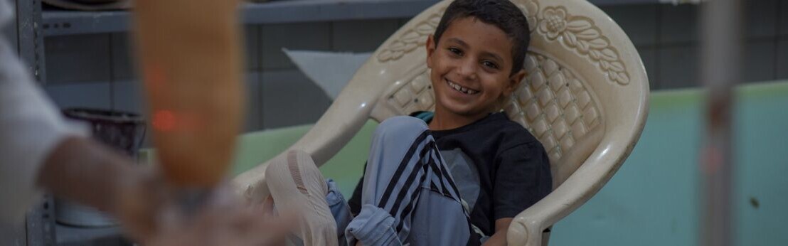 Marwan aus dem Jemen während der Anfertigung seiner neuen Prothese Marwan aus dem Jemen während der Anfertigung seiner neuen Prothese