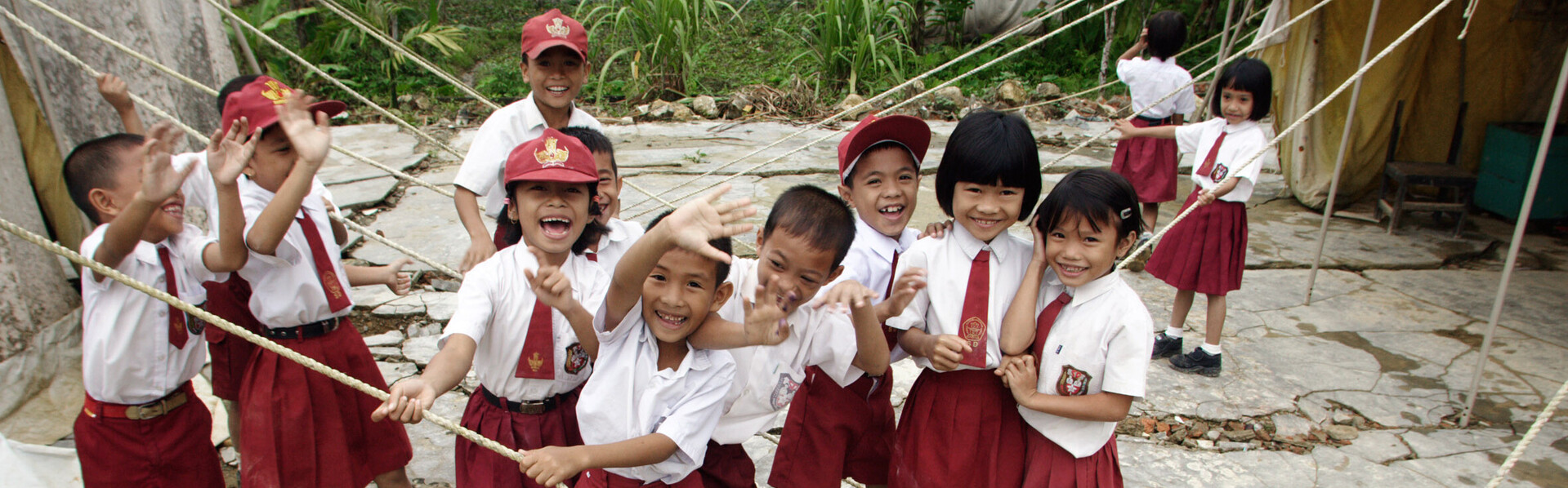 Schulkinder auf Madura, Indonesien, werden nach einem Tsunami in Zelten unterrichtet Schulkinder auf Madura, Indonesien, werden nach einem Tsunami in Zelten unterrichtet
