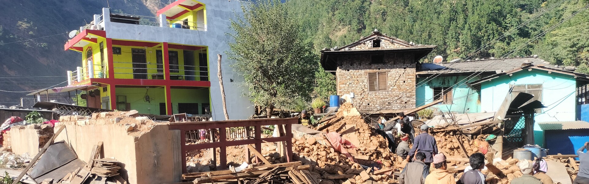 Menschen stehen nach Erdbeben in Nepal auf Trümmerhaufen Menschen stehen nach Erdbeben in Nepal auf Trümmerhaufen