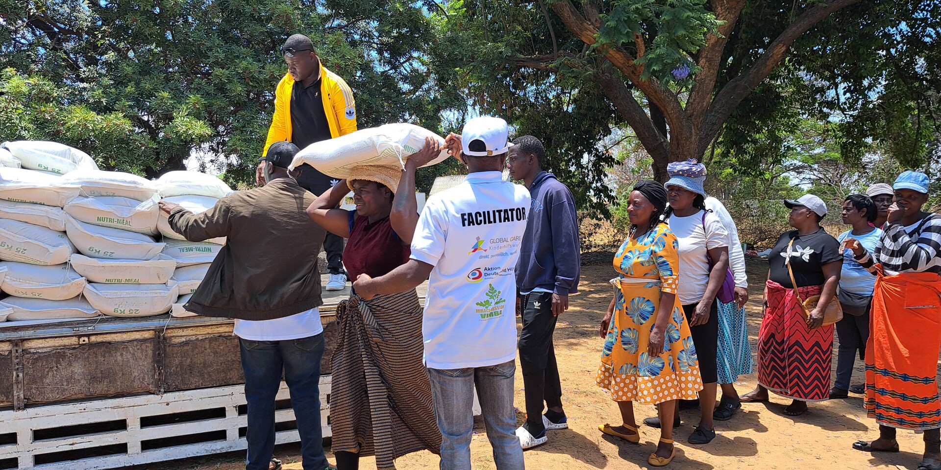 Verteilung von Nahrungmitteln für Familien in einem Vorort von Harare (Simbabwe) Verteilung von Nahrungmitteln für Familien in einem Vorort von Harare (Simbabwe)