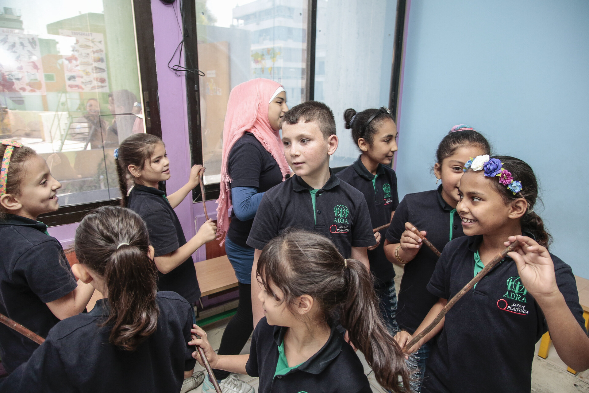 Schüler tanzen um Adnan herum. Die Kinder sind Flüchtlinge aus Syrien in Beirut. Schüler tanzen um Adnan herum. Die Kinder sind Flüchtlinge aus Syrien in Beirut.