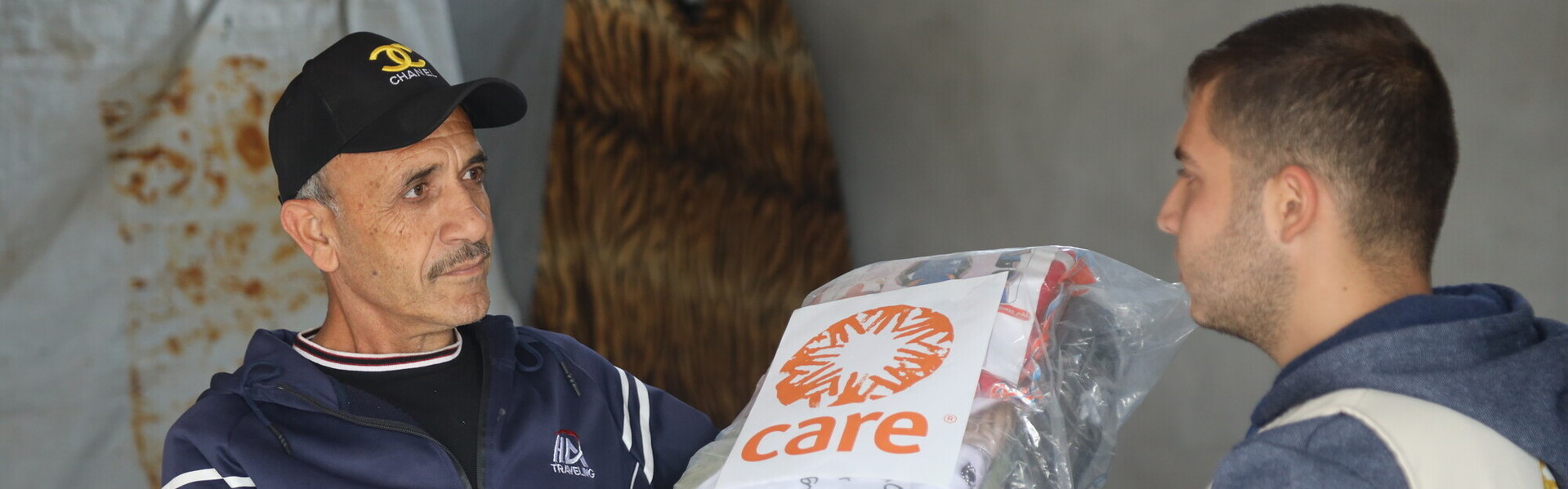 Ein Helfer von CARE überreicht einem Mann in Gaza ein Hilfspaket Ein Helfer von CARE überreicht einem Mann in Gaza ein Hilfspaket