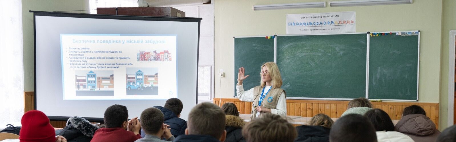 Helferin klärt Kinder in der Ukraine über die Gefahren von Minen und Sprengsätzen auf Helferin klärt Kinder in der Ukraine über die Gefahren von Minen und Sprengsätzen auf