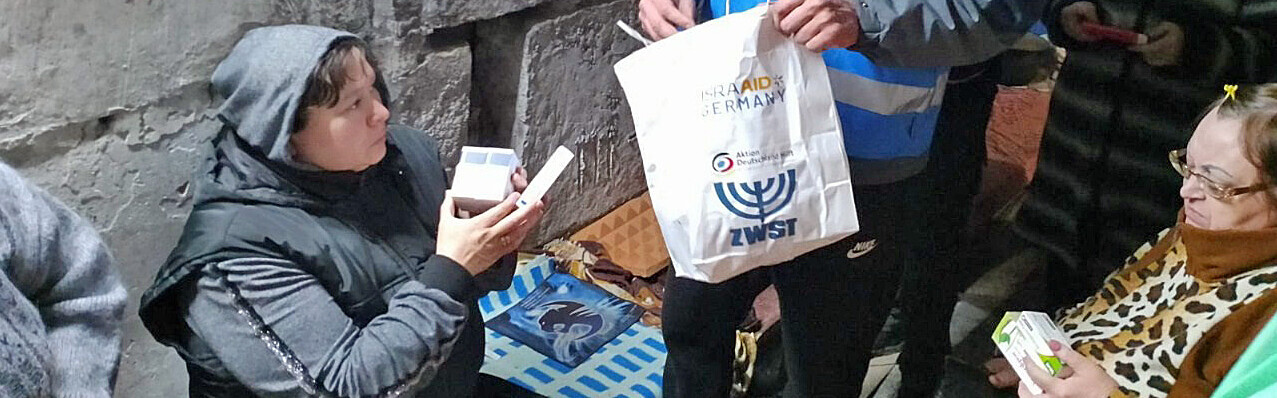 Vom Krieg in der Ukraine betroffene Menschen erhalten Hilfsgüter Vom Krieg in der Ukraine betroffene Menschen erhalten Hilfsgüter