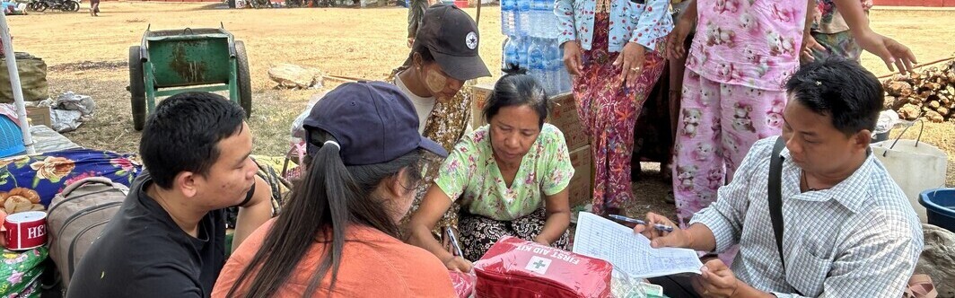 Eine Gruppe von Menschen bei der Verteilung von Hilfsgütern und Notfallsets in Myanmar Eine Gruppe von Menschen bei der Verteilung von Hilfsgütern und Notfallsets in Myanmar