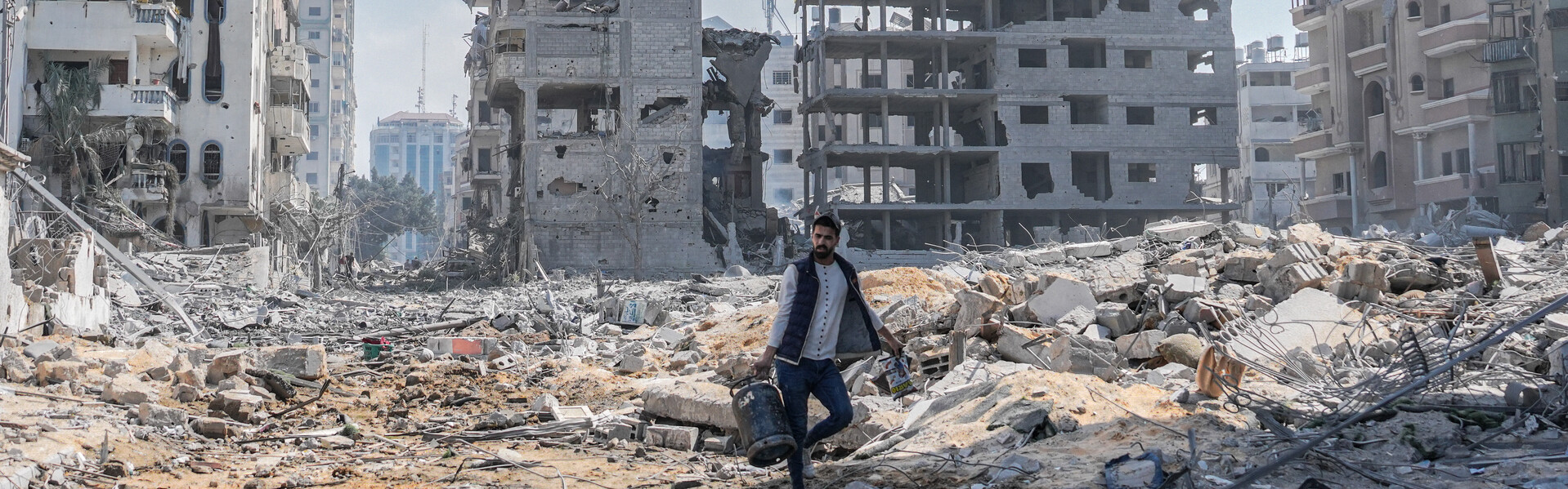 Ein palästinensischer Mann läuft durch die Trümmer von Häusern Ein palästinensischer Mann läuft durch die Trümmer von Häusern