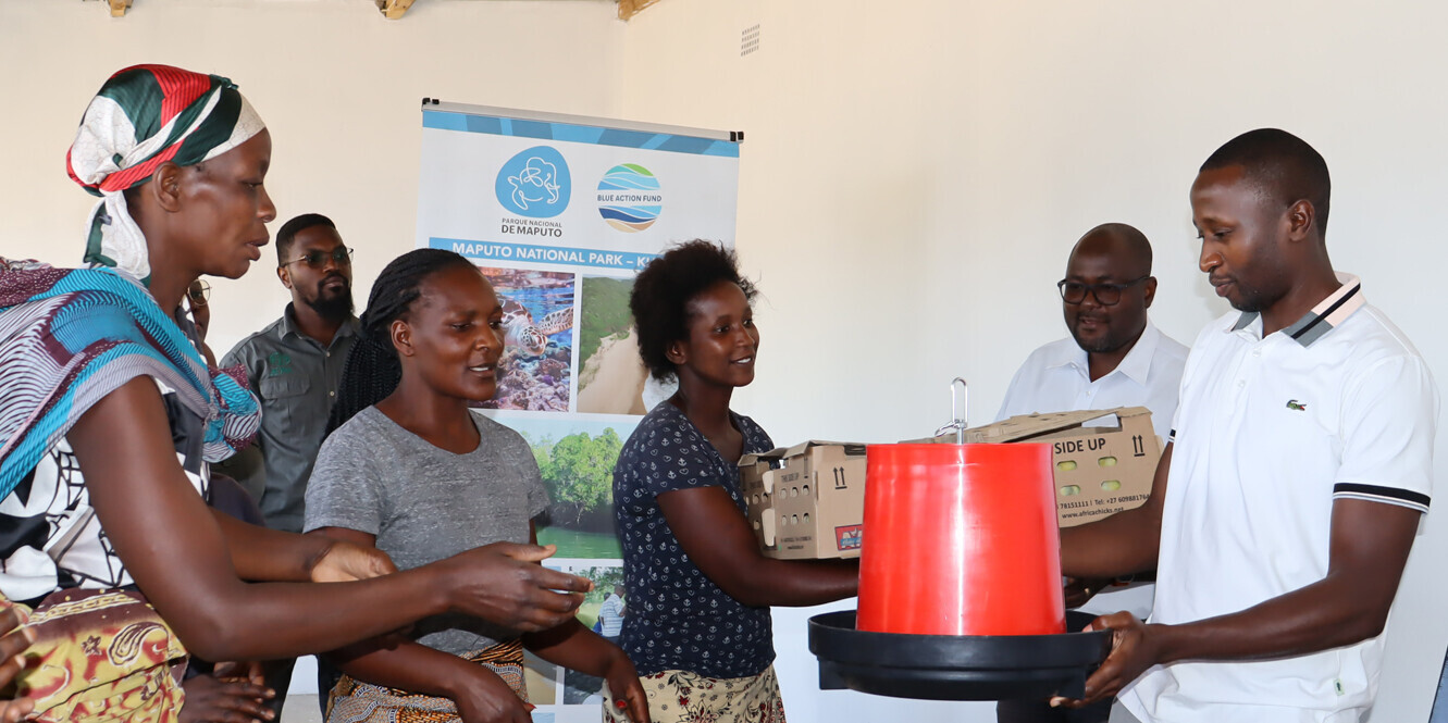 Salmina (links) aus Mosambik erhält Hilfsgüter von ADRA Salmina (links) aus Mosambik erhält Hilfsgüter von ADRA