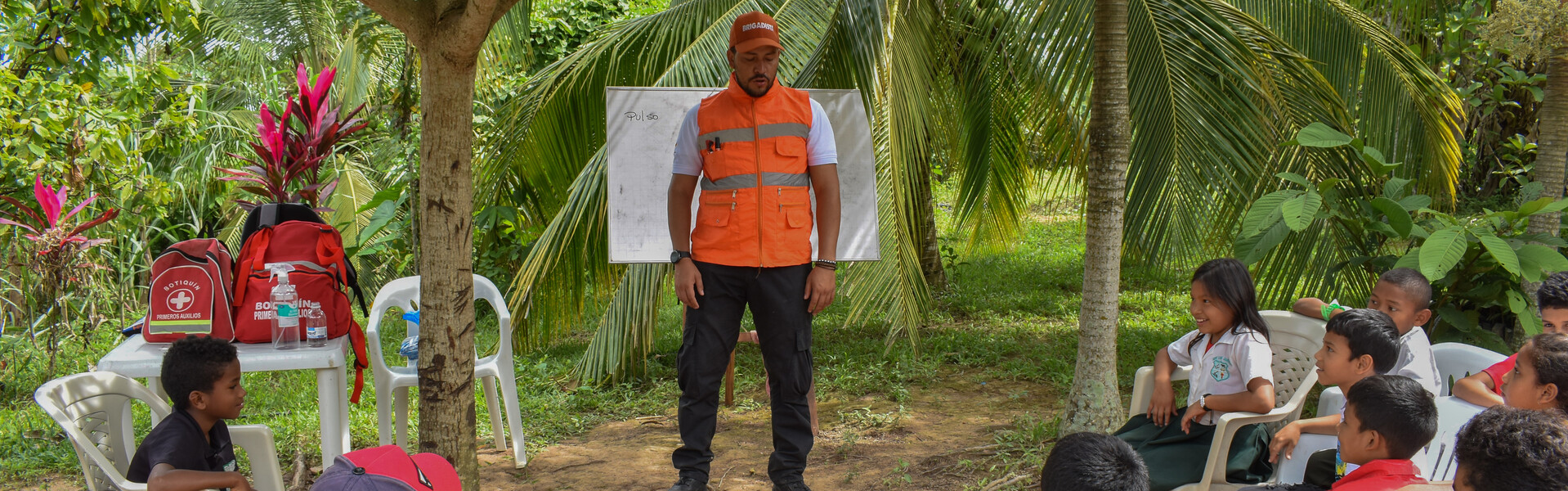 Die Brigadistas in Kolumbien bilden Kinder in Vorsorgemaßnahmen aus Die Brigadistas in Kolumbien bilden Kinder in Vorsorgemaßnahmen aus