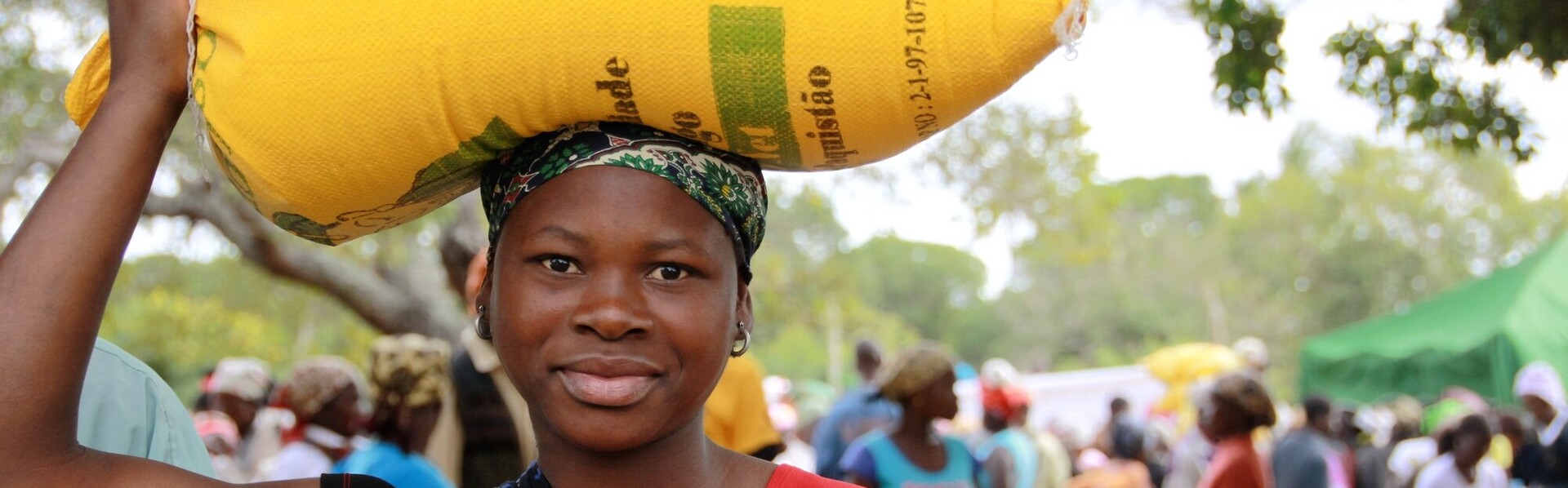 Die weltweite Ernährungskrise trifft besonders Frauen Eine Frau mit Kind in Mosambik