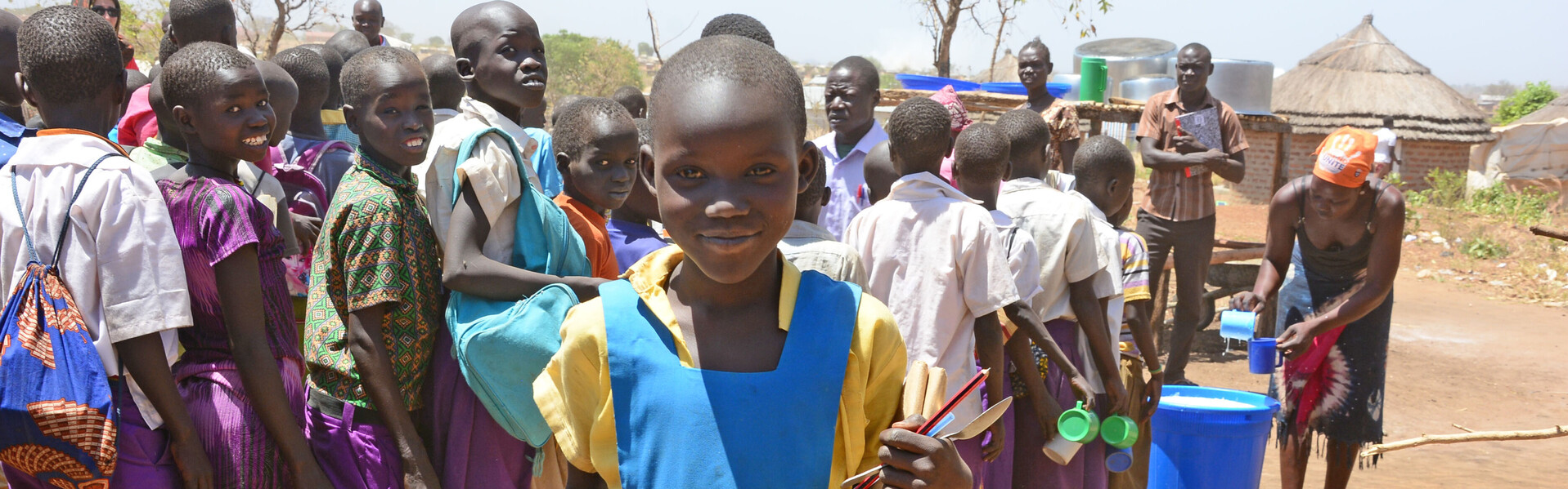 Schulkinder in Uganda erhalten eine Mahlzeit - eines von vielen Hilfsprojekten unseres Bündnisses in Afrika Schulkinder in Uganda erhalten eine Mahlzeit - eines von vielen Hilfsprojekten unseres Bündnisses in Afrika