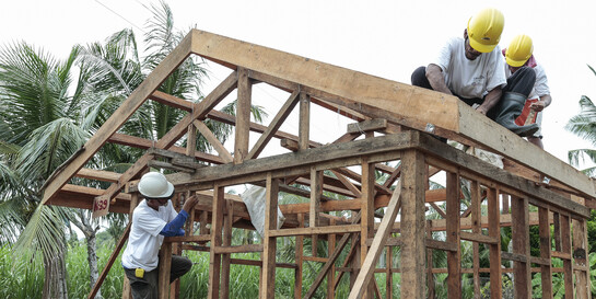 Nach dem schweren Taifun Haiyan auf den Philippinen wurden zerstörte Häuser sturmsicher wieder aufgebaut. Das hat sich bereits bewährt: Bei ähnlichen Windgeschwindigkeiten hielten diese Häuser folgenden Stürmen stand. Nach dem schweren Taifun Haiyan auf den Philippinen wurden zerstörte Häuser sturmsicher wieder aufgebaut. Das hat sich bereits bewährt: Bei ähnlichen Windgeschwindigkeiten hielten diese Häuser folgenden Stürmen stand.