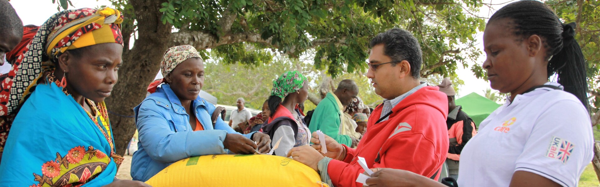 Die Hilfsorganisation CARE verteilt in Mosambik Essensgutscheine an bedürftige Menschen Die Hilfsorganisation CARE verteilt in Mosambik Essensgutscheine an bedürftige Menschen