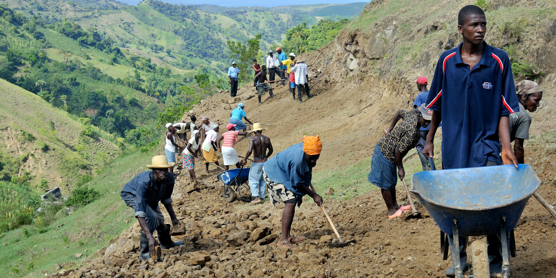Katastrophenvorsorge in Haiti: Männer und Frauen beim Hilfseinsatz Katastrophenvorsorge in Haiti: Männer und Frauen beim Hilfseinsatz