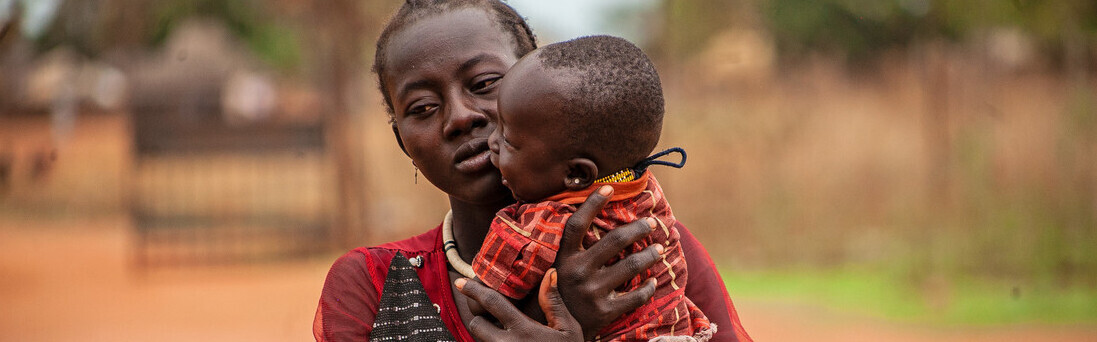 Eine Frau mit Kind im Südsudan (Symbolfoto)