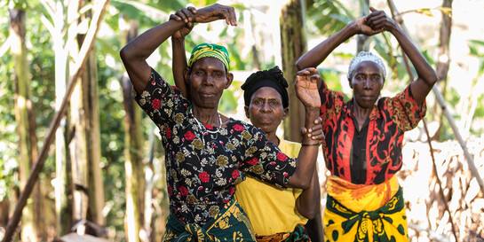 Clezensia leitet eine Selbstverteidigungsgruppe für ältere Frauen in Tansania Clezensia leitet eine Selbstverteidigungsgruppe für ältere Frauen in Tansania