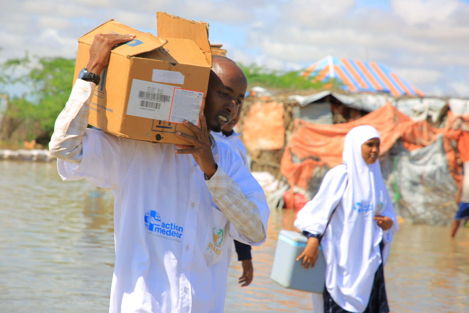 Helfer von action medeor liefern Hilfsgüter in Somalia