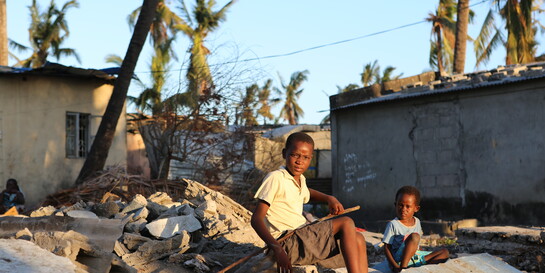 Zwei Jungen sitzen auf den Schuttbergen , die der Zyklon Idai in Mosambik verursacht hat Zwei Jungen sitzen auf den Schuttbergen , die der Zyklon Idai in Mosambik verursacht hat