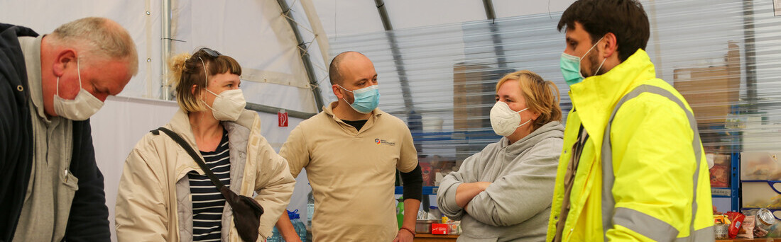 Mitarbeiter:innen von Aktion Deutschland Hilft bei der Evaluation Mitarbeiter:innen von Aktion Deutschland Hilft bei der Evaluation