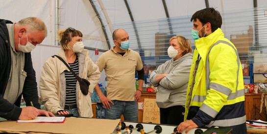 Mitarbeiter:innen von Aktion Deutschland Hilft bei der Evaluation Mitarbeiter:innen von Aktion Deutschland Hilft bei der Evaluation