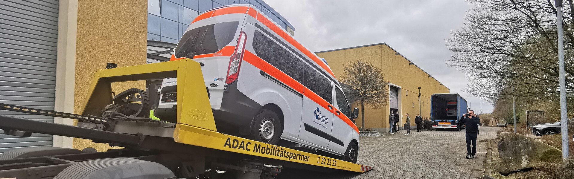 Verladung eines Krankenwagens für die Ukraine Verladung eines Krankenwagens für die Ukraine