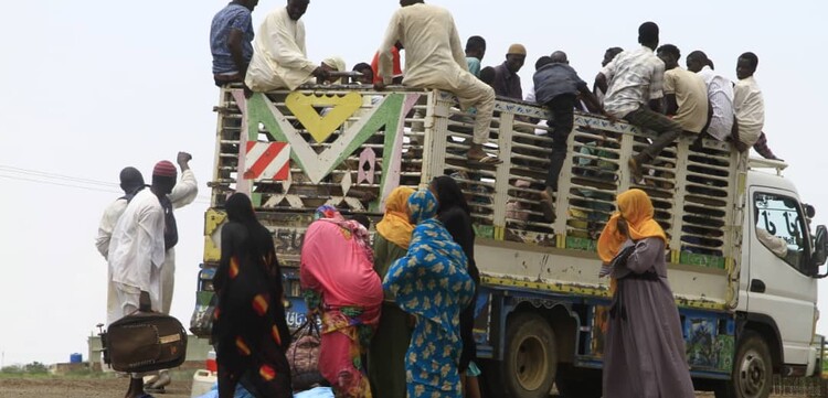 Menschen aus dem Sudan auf der Flucht in Nachbarländer