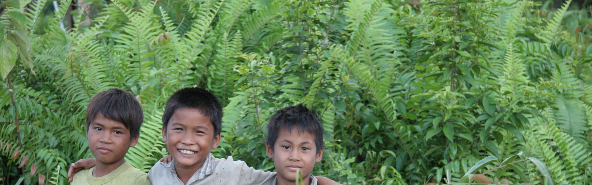 Drei Jungen stehen zusammen. Drei Jungen stehen zusammen.