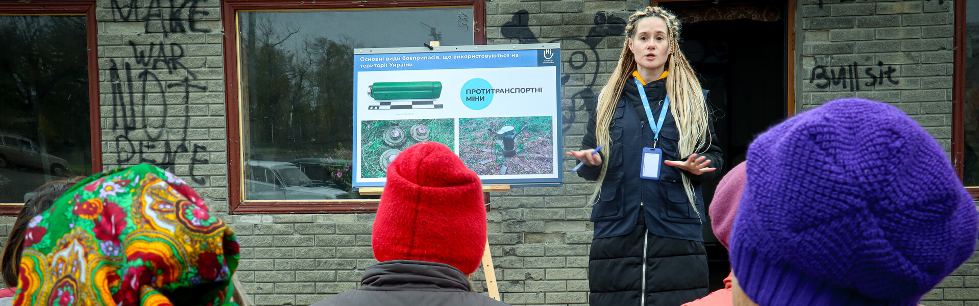 HI-Mitarbeiterin klärt Menschen in Ukraine über die Gefahren von Minen und Blindgänger auf HI-Mitarbeiterin klärt Menschen in Ukraine über die Gefahren von Minen und Blindgänger auf