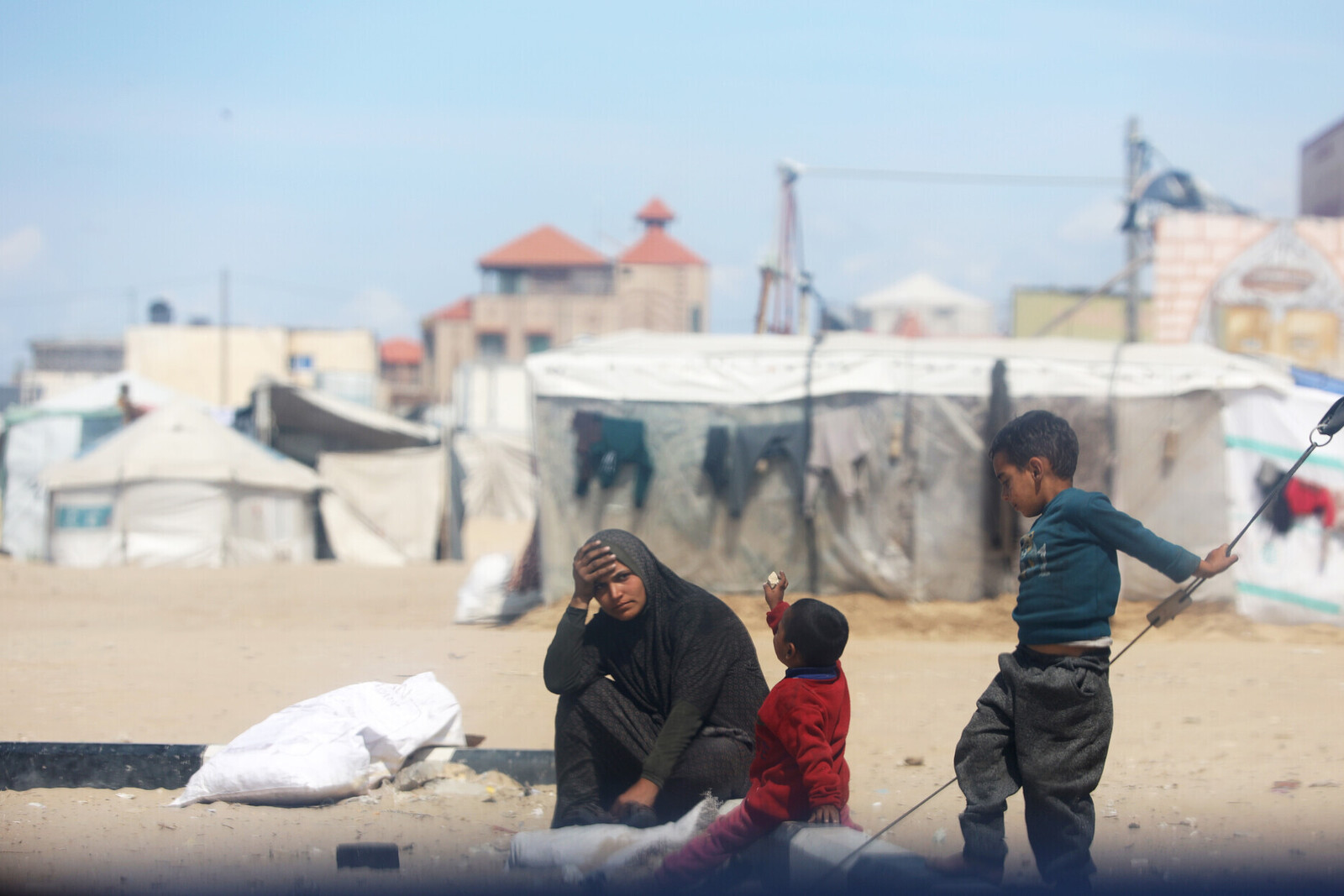 Eine geflüchtete Familie im Gazastreifen, wo viele Menschen Hunger leiden