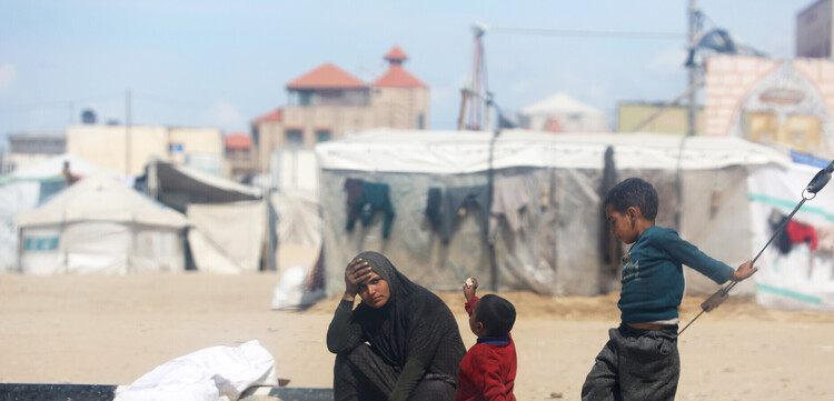 Eine geflüchtete Familie im Gazastreifen, wo viele Menschen Hunger leiden