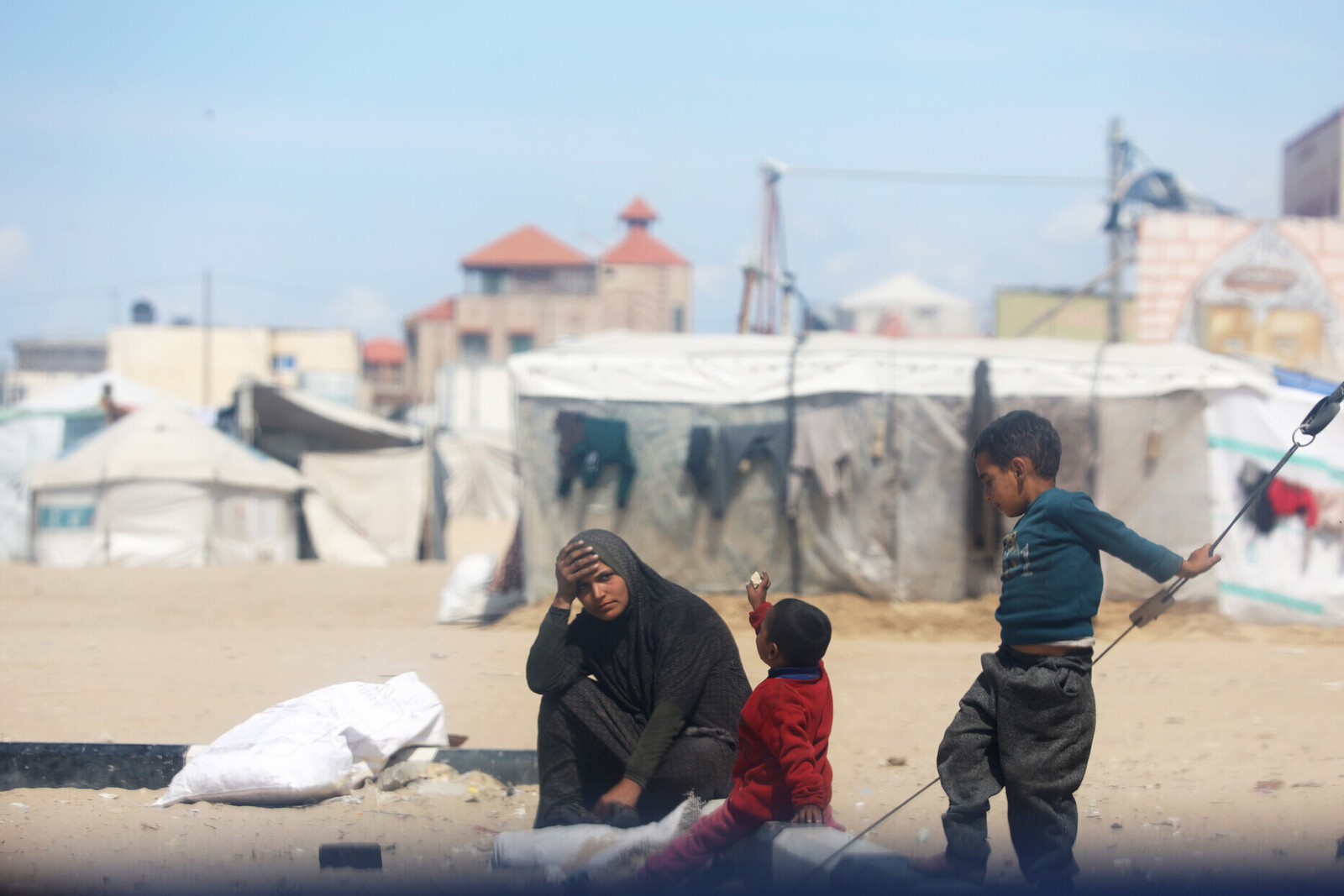 Eine geflüchtete Familie im Gazastreifen, wo viele Menschen Hunger leiden