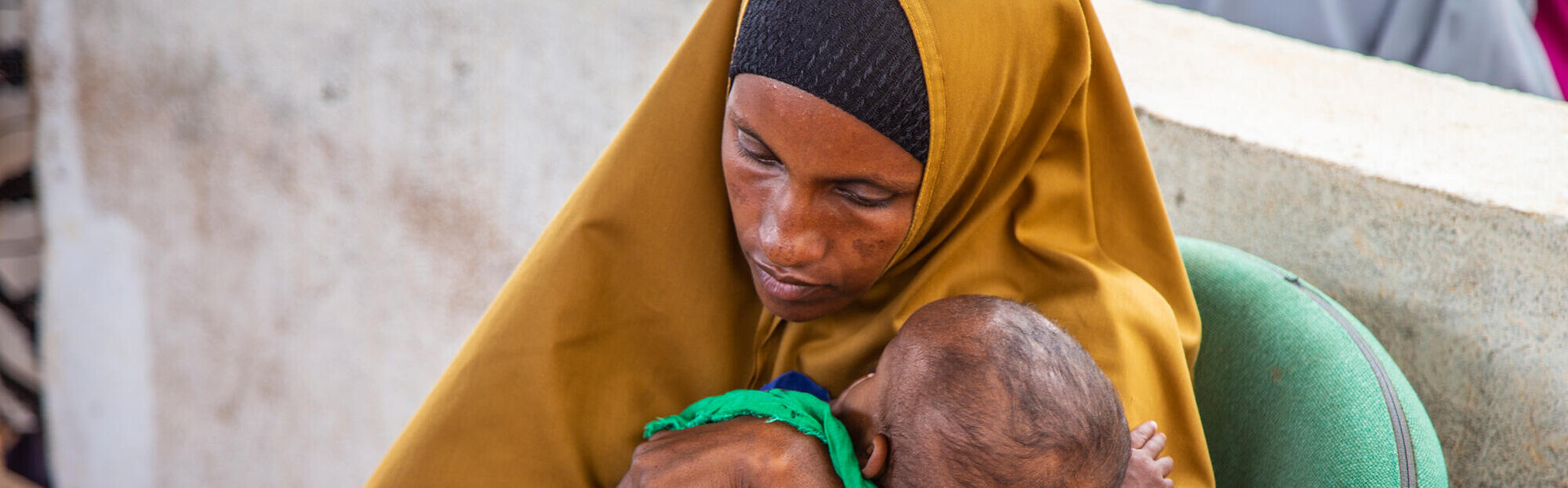 Eine Frau in Somalia hält ihr Neugeborenes auf dem Arm Eine Frau in Somalia hält ihr Neugeborenes auf dem Arm
