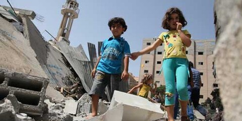 Kinder laufen durch Tümmerfeld Kinder laufen durch Tümmerfeld