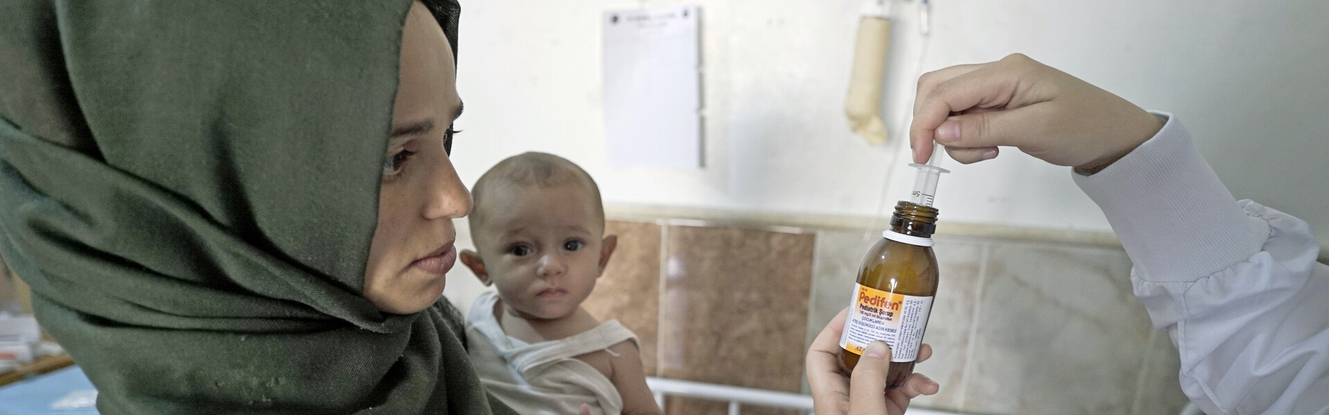 Eine Frau und ihr kleines Kind in einem syrischen Krankenhaus Eine Frau und ihr kleines Kind in einem syrischen Krankenhaus