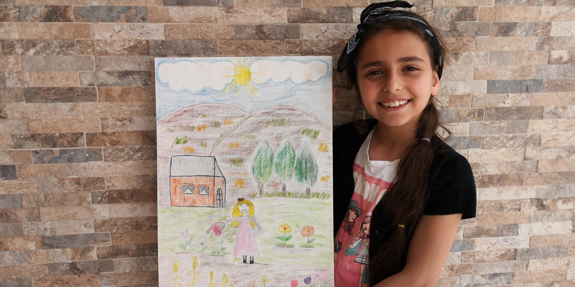 Shahed, zehn Jahre, mit einem selbstgemalten Bild Shahed, zehn Jahre, mit einem selbstgemalten Bild