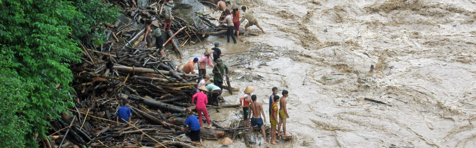 Menschen in Vietnam stehen in einem Flutgebiet (Archivfoto) Menschen in Vietnam stehen in einem Flutgebiet (Archivbild)