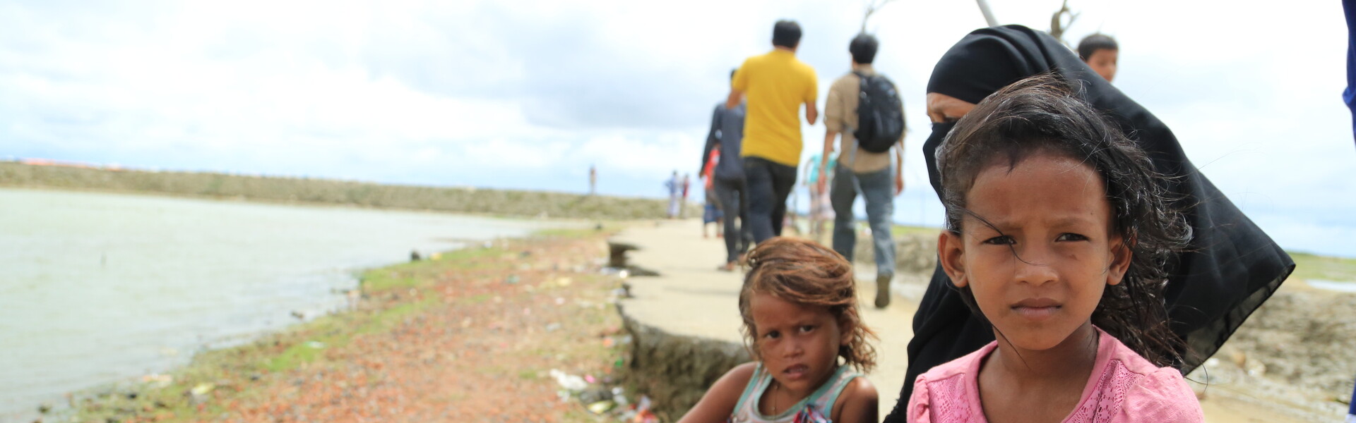 Zwei Mädchen und ihre Mutter auf der Flucht aus Myanmar. Zwei Mädchen und ihre Mutter auf der Flucht aus Myanmar.