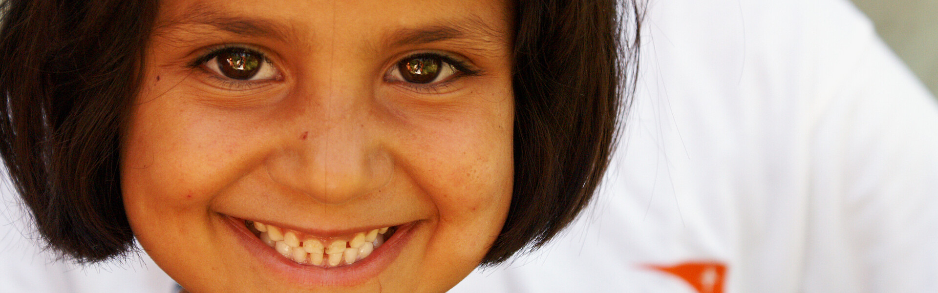 Ein Mädchen lächelt in die Kamera Ein Mädchen lächelt in die Kamera.