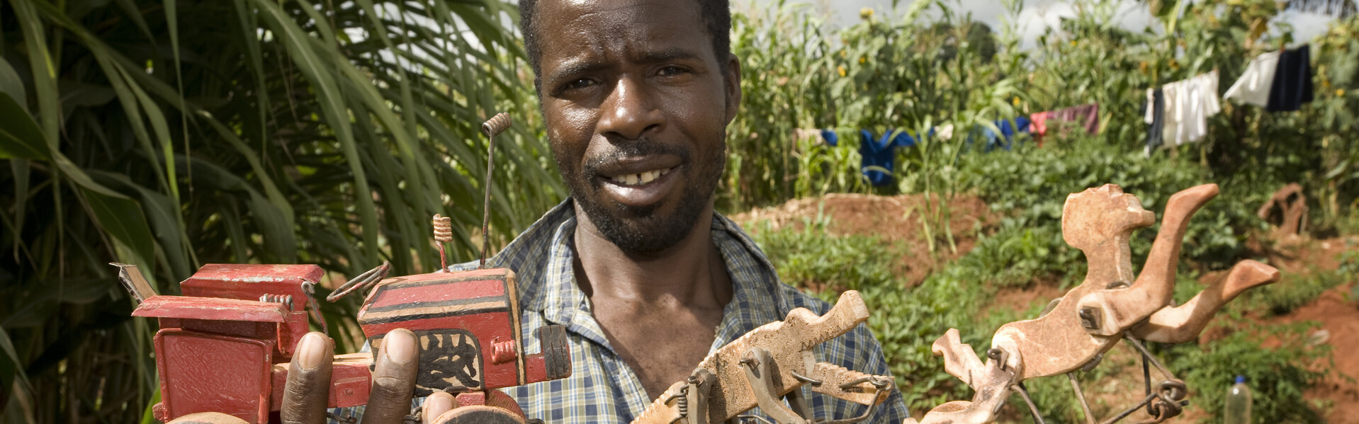 In Simbabwe ist die Bevölkerung sehr arm. Ein Mann stellt Kinderspielzeug aus Holz her In Simbabwe ist die Bevölkerung sehr arm. Ein Mann stellt Kinderspielzeug aus Holz her