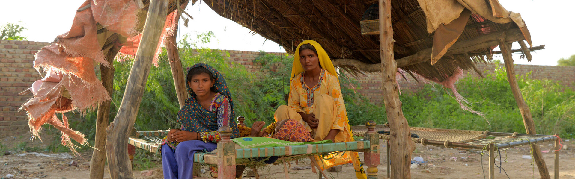 Eine Frau hat sich mit ihrer Tochter vor den Fluten in eine Behelfsunterkunft gerettet Eine Frau hat sich mit ihrer Tochter vor den Fluten in eine Behelfsunterkunft gerettet