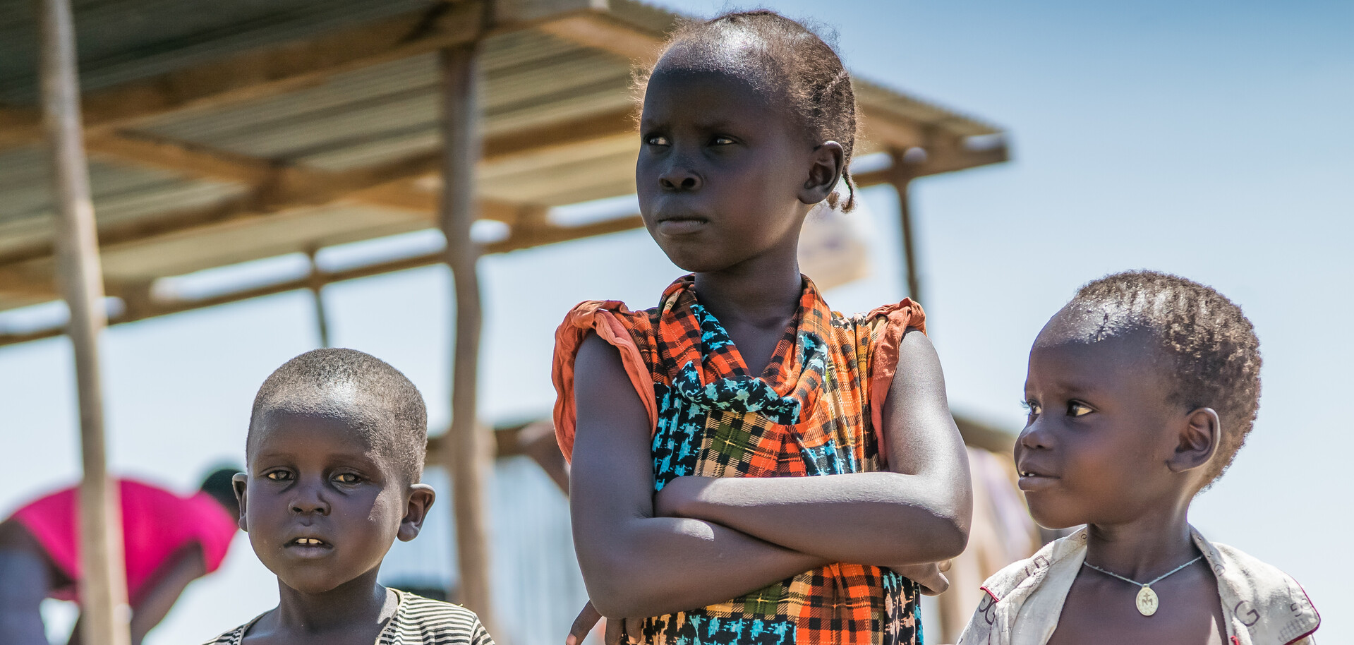 Drei Kinder im Südsudan stehen nebeneinander. Drei Kinder im Südsudan stehen nebeneinander.