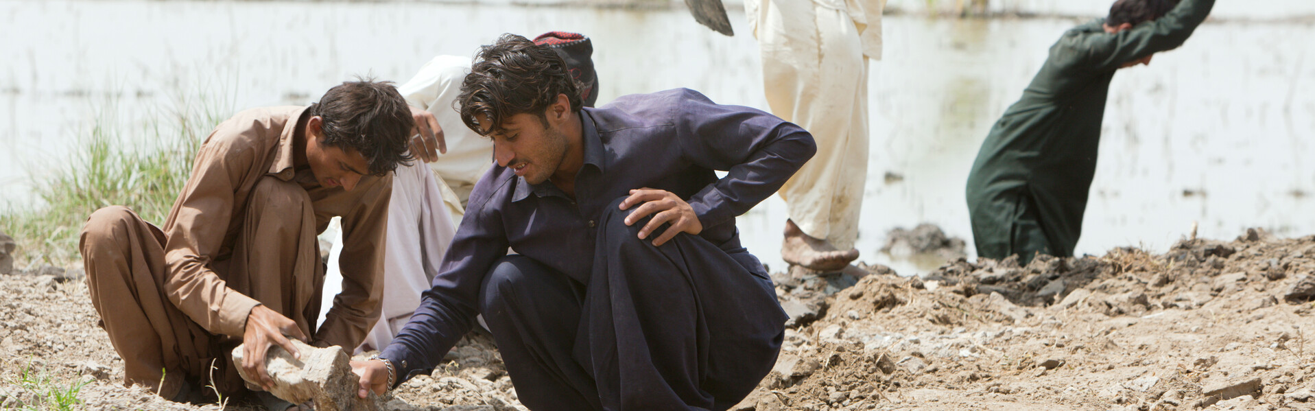 Hochwasser Pakistan Männer Feldarbeit Planzen