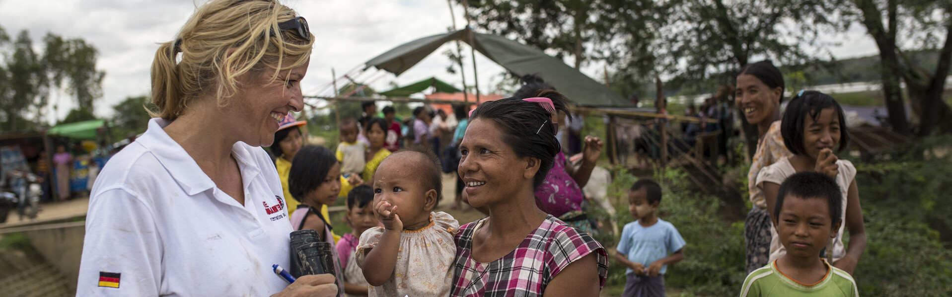 Nicole Bergmann von den Johannitern interviewt eine Dorfbewohnerin in Myanmar Nicole Bergmann von den Johannitern interviewt eine Dorfbewohnerin in Myanmar