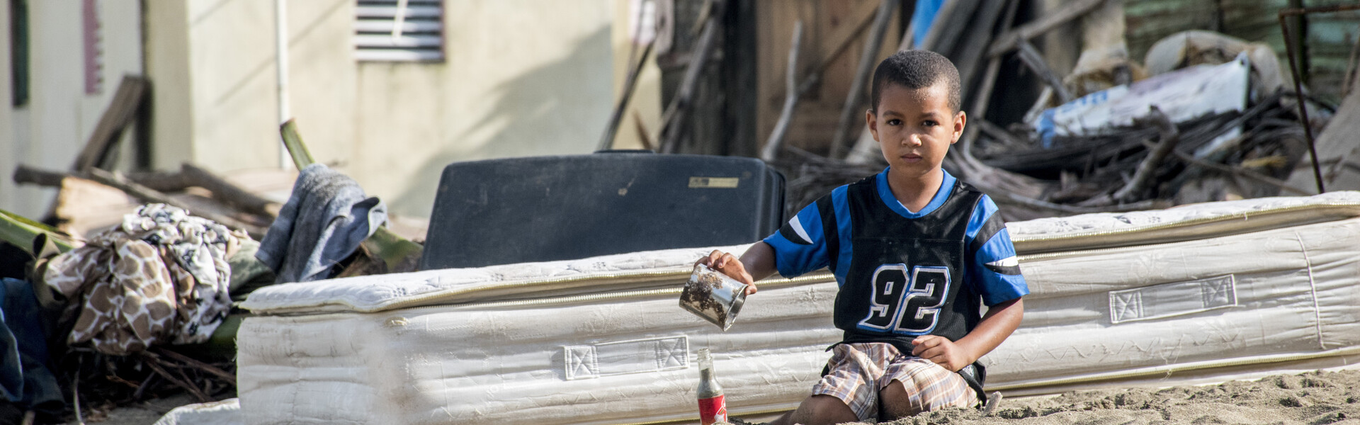 Ein Kind sitzt inmitten der Verwüstung, die Hurrikan Irma in der Dominikanischen Republik hinterlassen hat. Ein Kind sitzt inmitten der Verwüstung, die Hurrikan Irma in der Dominikanischen Republik hinterlassen hat.