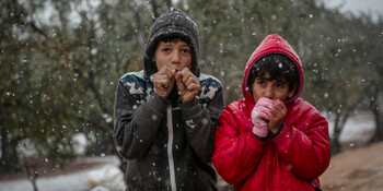 Zwei Flüchtlingskinder in Syrien ist es kalt im Winter. Zwei Flüchtlingskinder in Syrien ist es kalt im Winter.