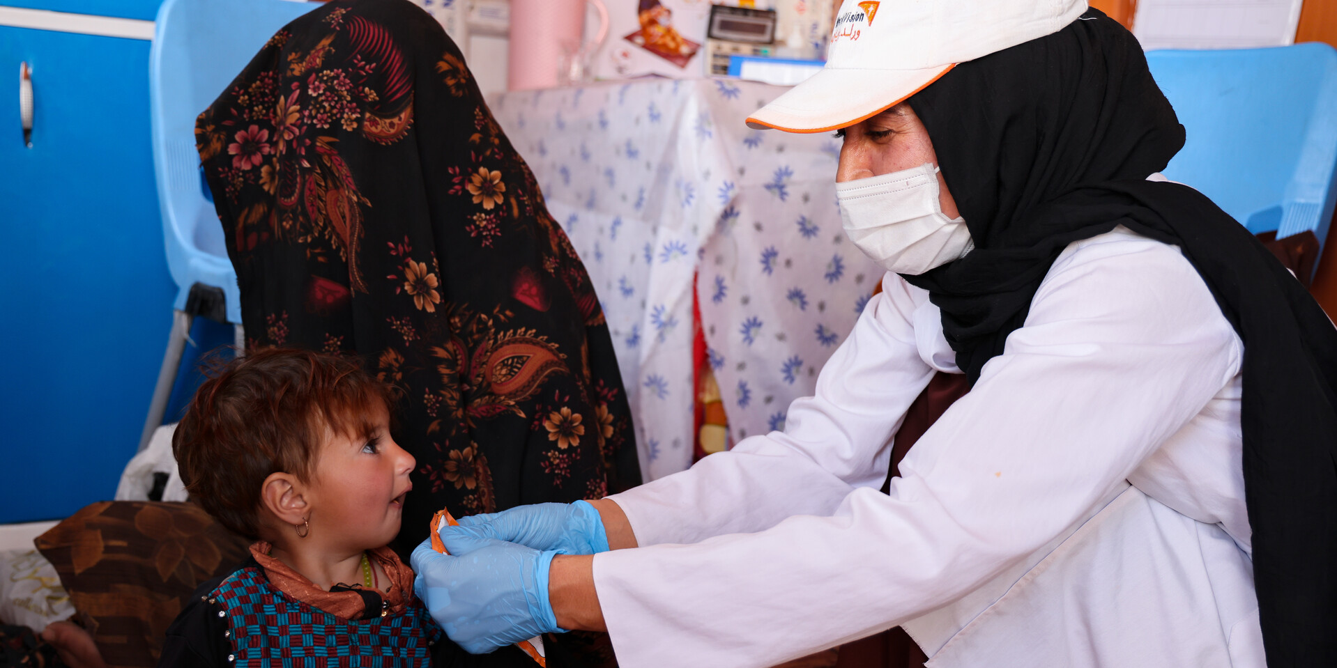 Eine Ärztin von World Vision versorgt ein Kind in Afghanistan Eine Ärztin von World Vision versorgt ein Kind in Afghanistan