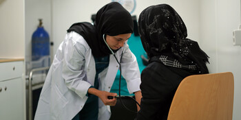 Ärztin in Syrien versorgt Patientin Ärztin in Syrien versorgt Patientin