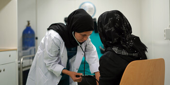 Ärztin in Syrien versorgt Patientin Ärztin in Syrien versorgt Patientin