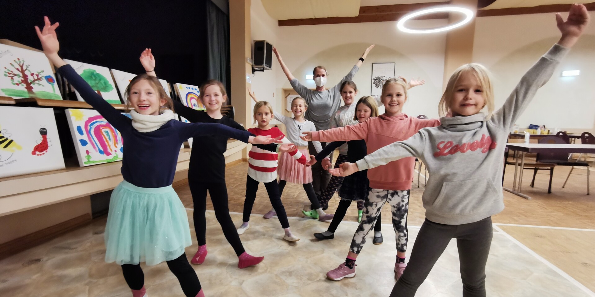 Tanzpädagogin Claudia Olef mit ihrer Kindertanzgruppe Tanzpädagogin Claudia Olef mit ihrer Kindertanzgruppe