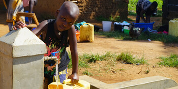 Ein Kind an einer Wasserausgabestelle in Uganda Ein Kind an einer Wasserausgabestelle in Uganda